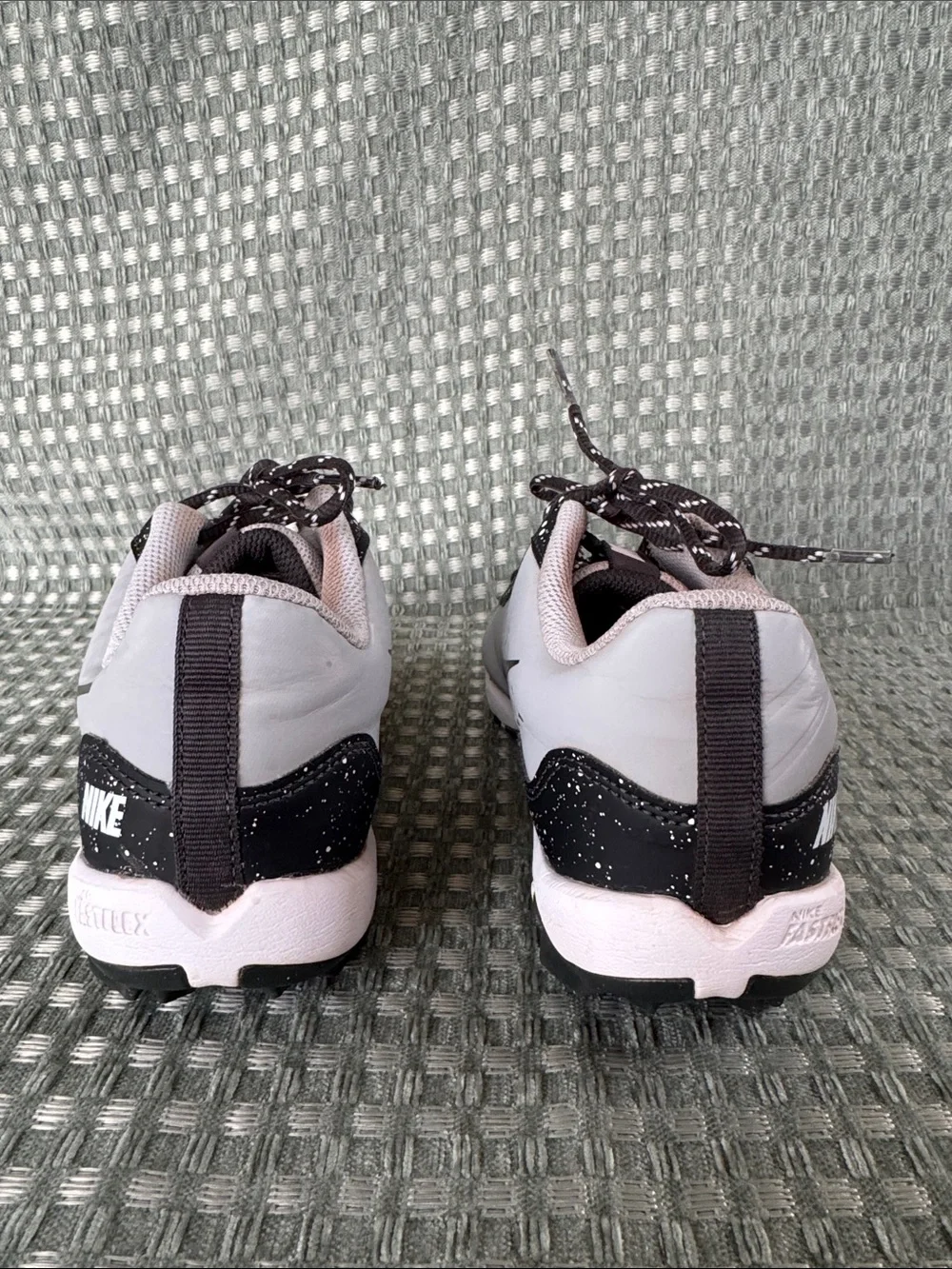 Nike Unisex Fastflex Size 5 Youth Grey Baseball Cleats
